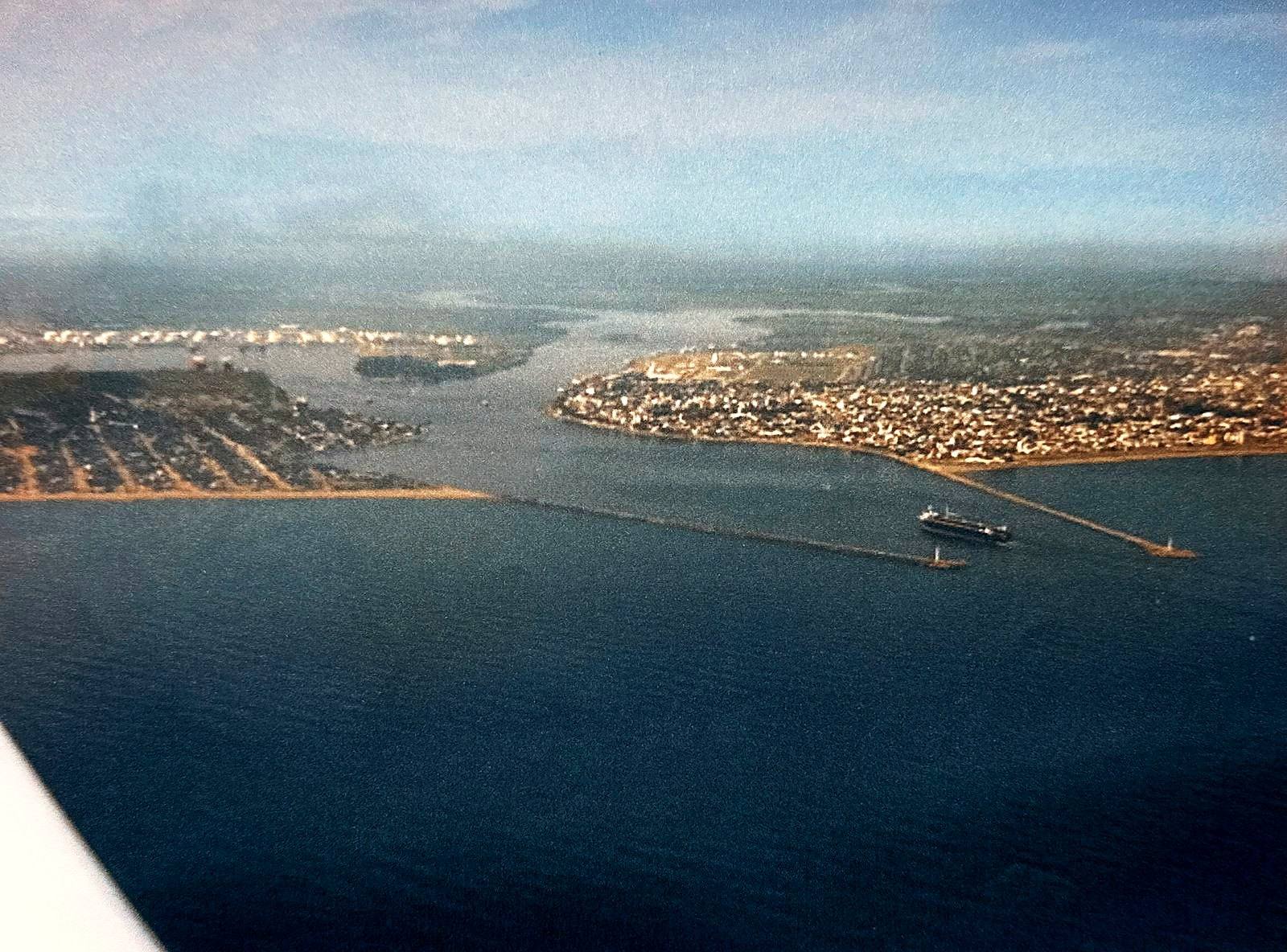 La bocana del puerto de Coatzacoalcos en 2005, con un buque entre las escolleras