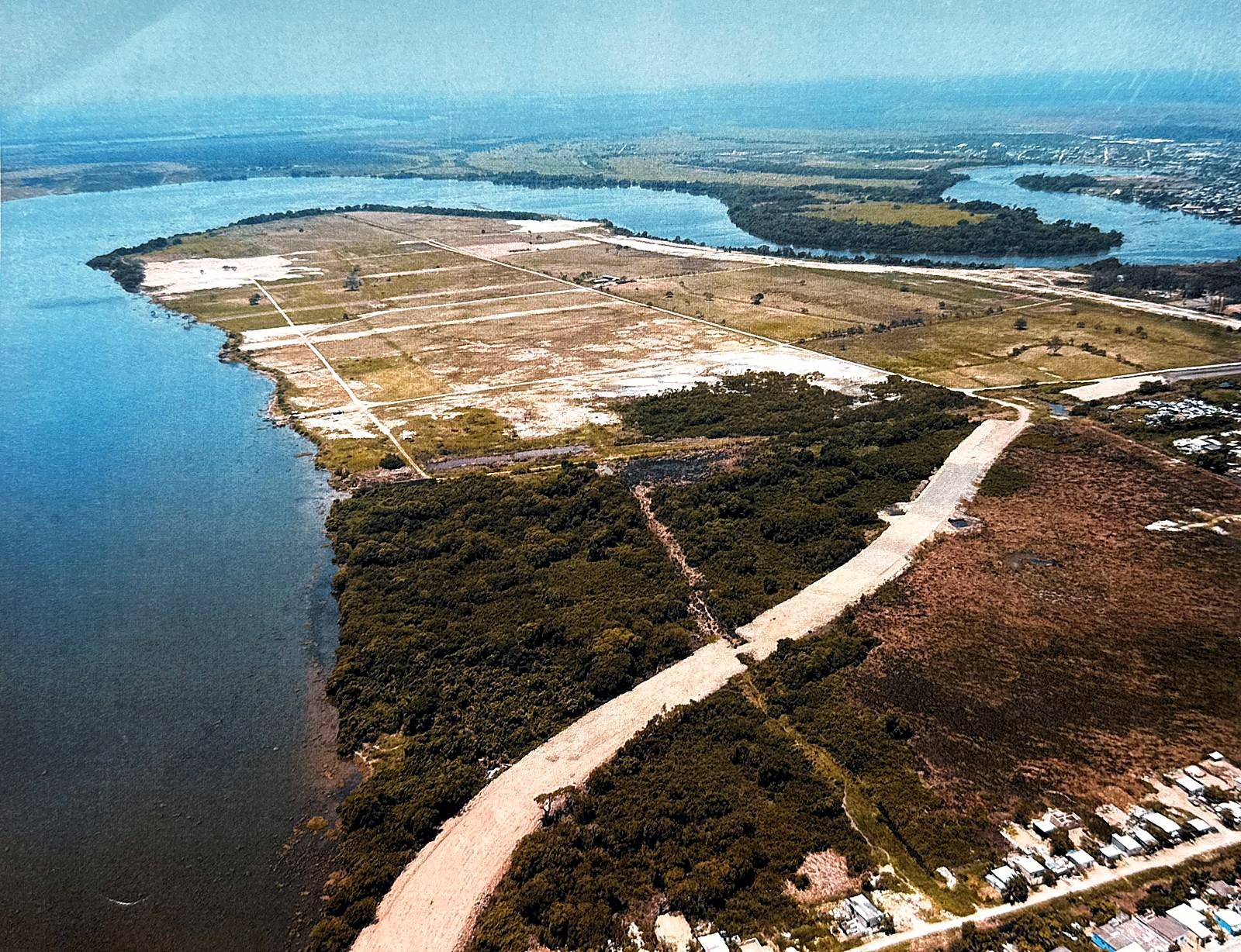 El predio en 2005 visto desde el noreste junto al río Coatzacoalcos