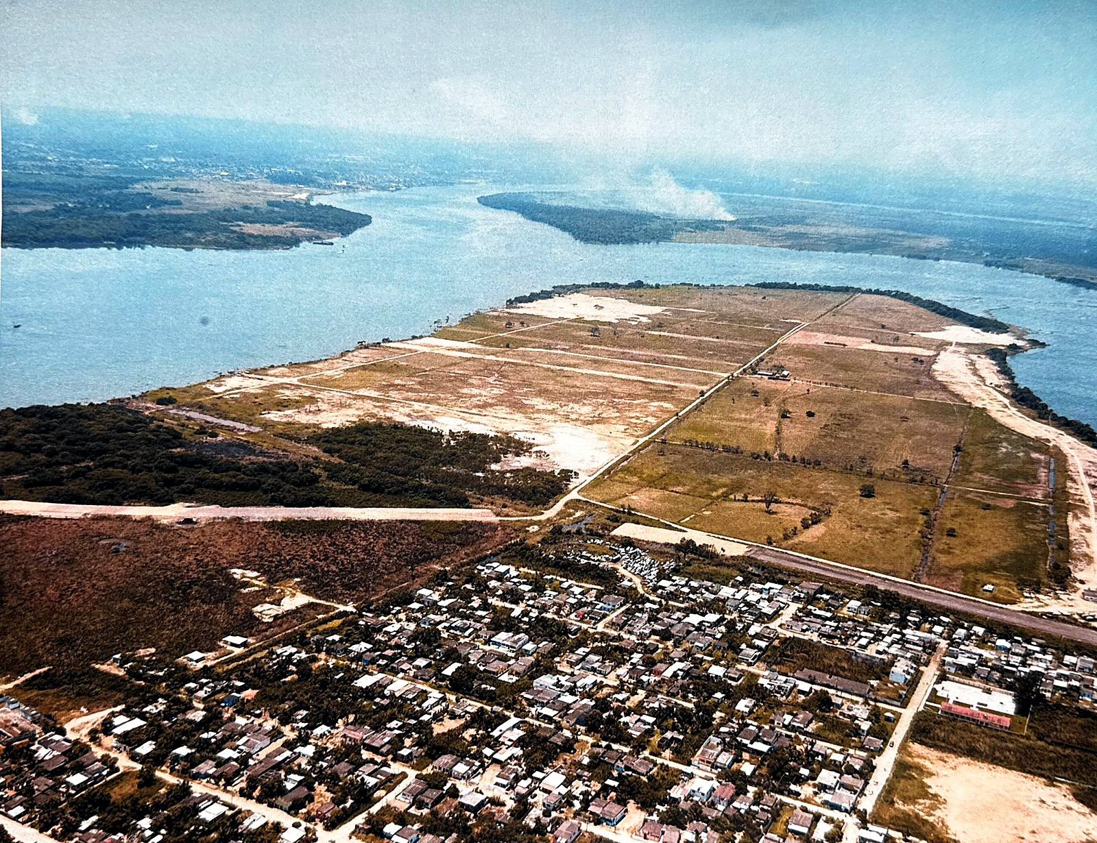 El predio en 2005 visto desde el norte, con el relleno