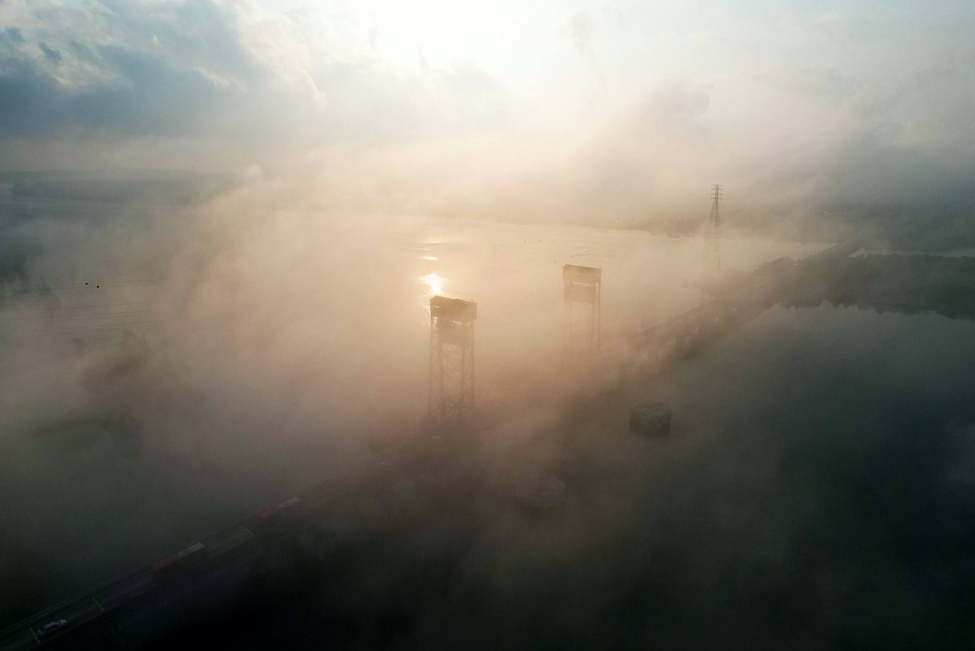 Torres del Puente Coatzacoalcos I entre la niebla del amanecer