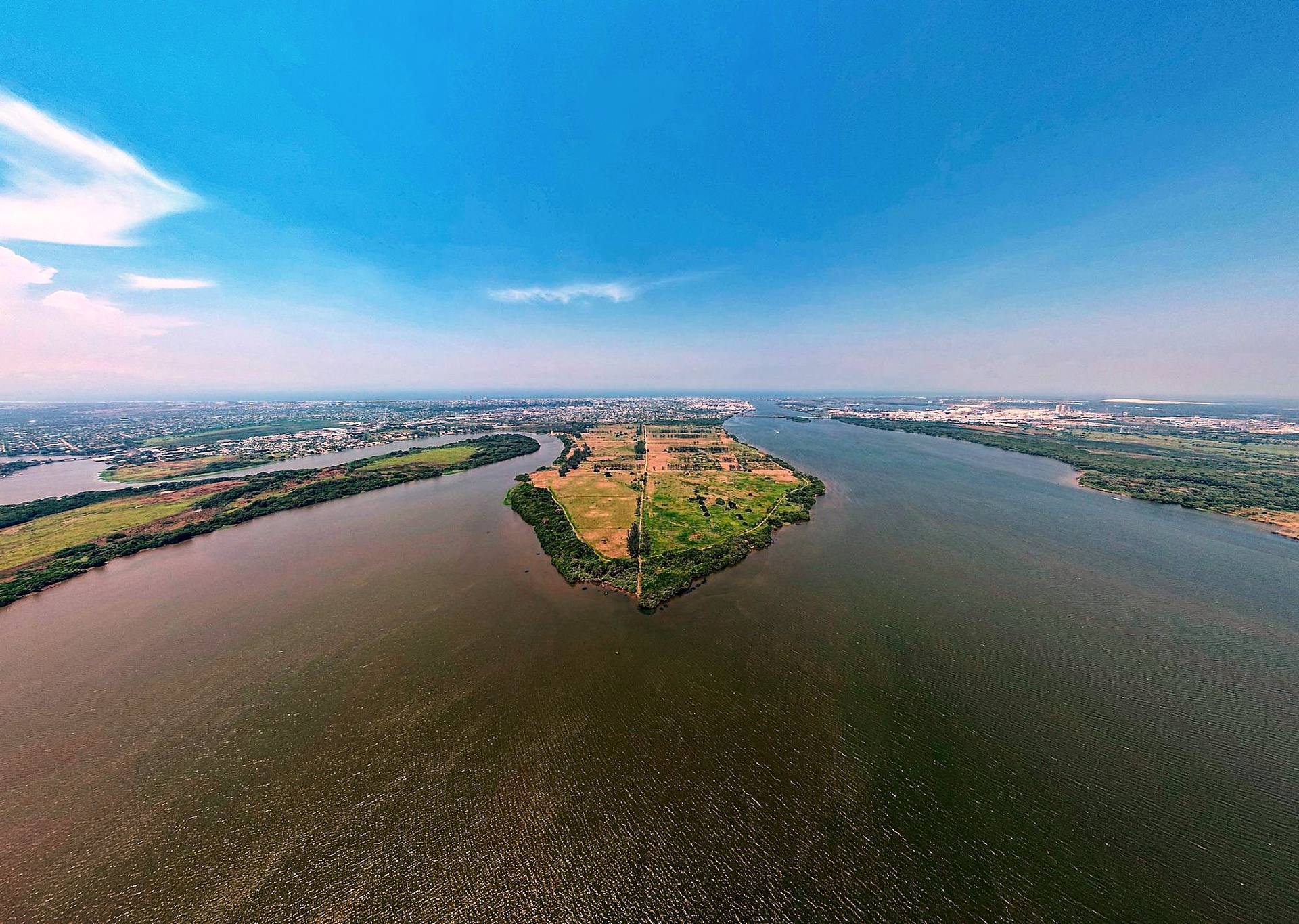 La península completa vista desde el sur con la ciudad al fondo