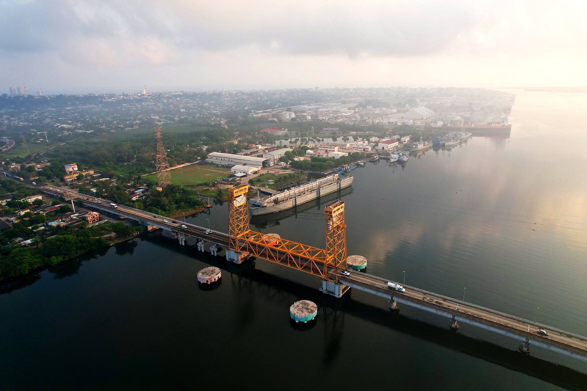 Puente Coatzacoalcos I con el Astillero de Marina detrás y los muelles del puerto al fondo