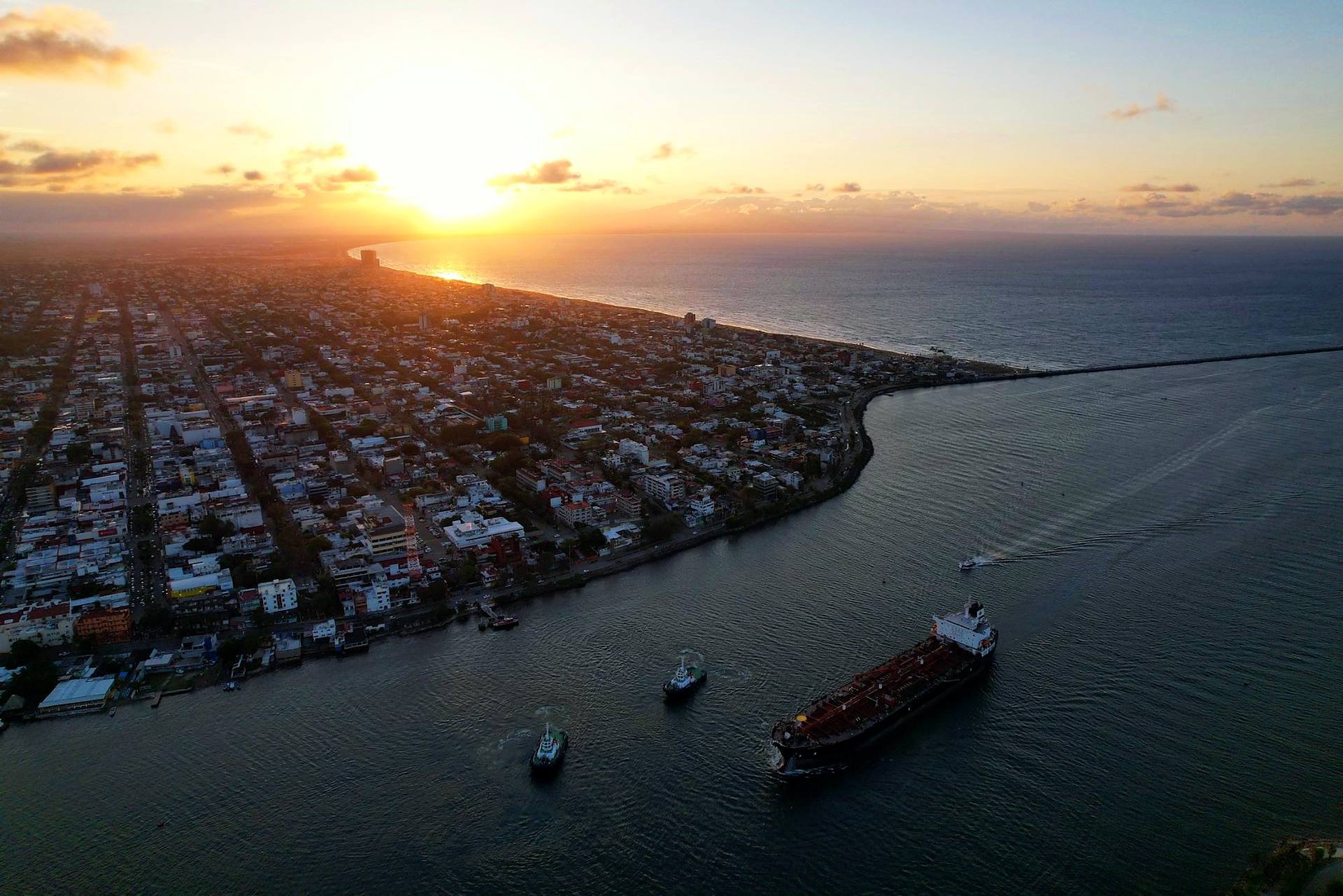 Buque entrando al puerto al atardecer