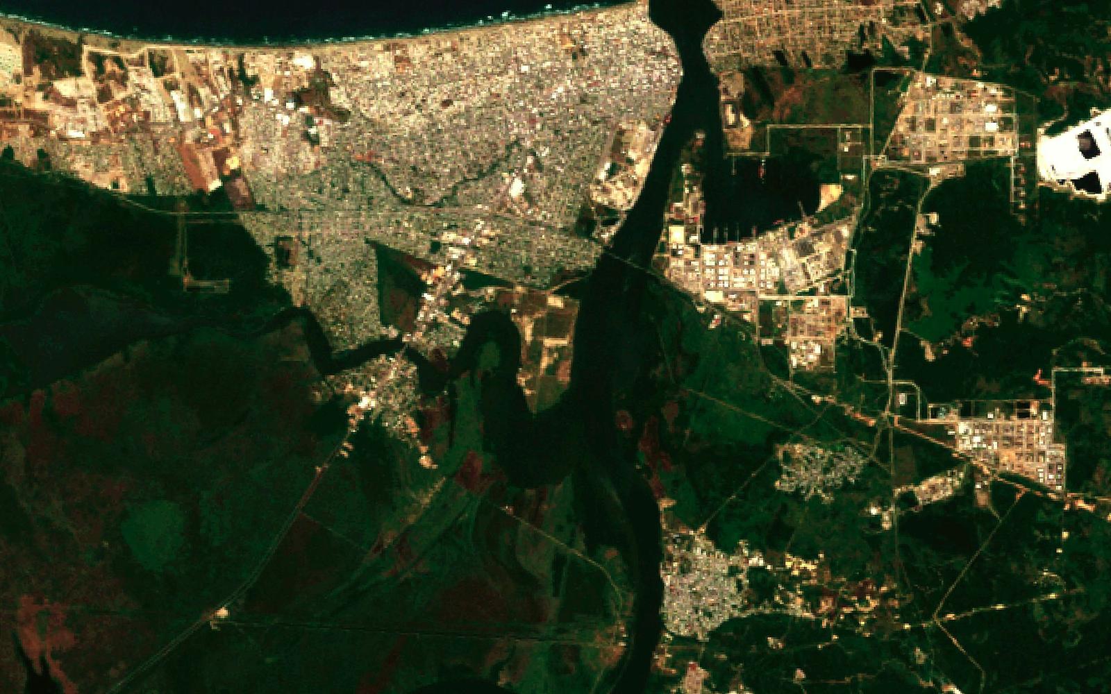 Imagen satelital de la región de Coatzacoalcos centrada en el predio, 2011