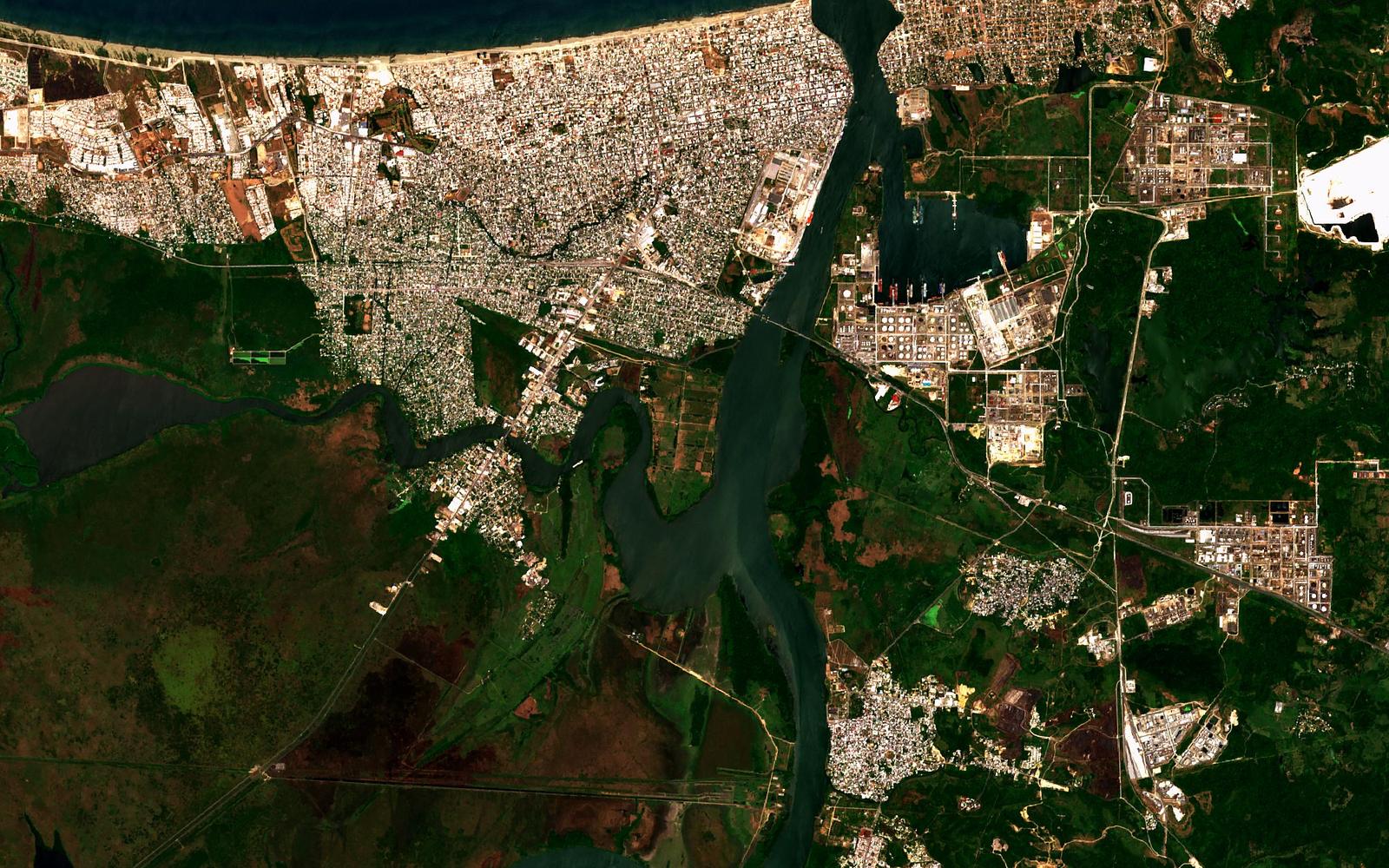 Imagen satelital de la región de Coatzacoalcos centrada en el predio, 2022