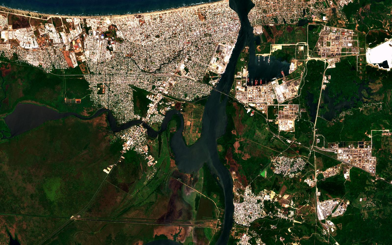 Imagen satelital de la región de Coatzacoalcos centrada en el predio, 2024