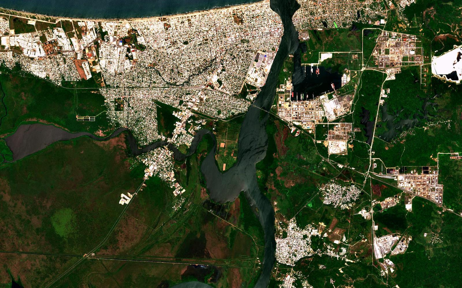 Imagen satelital de la región de Coatzacoalcos centrada en el predio, 2026