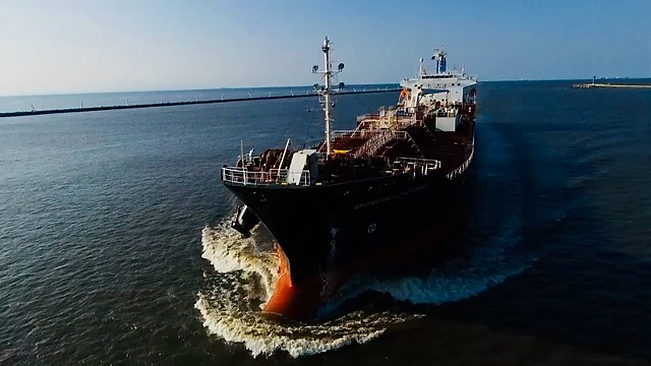 Buque tanque navegando el canal de acceso