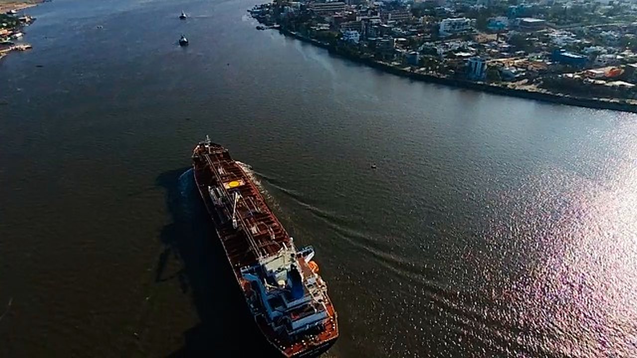 Buque tanque en el río Coatzacoalcos frente a la ciudad