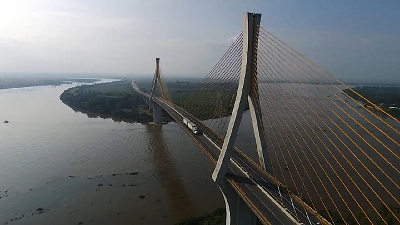 Puente Coatzacoalcos II sobre el río