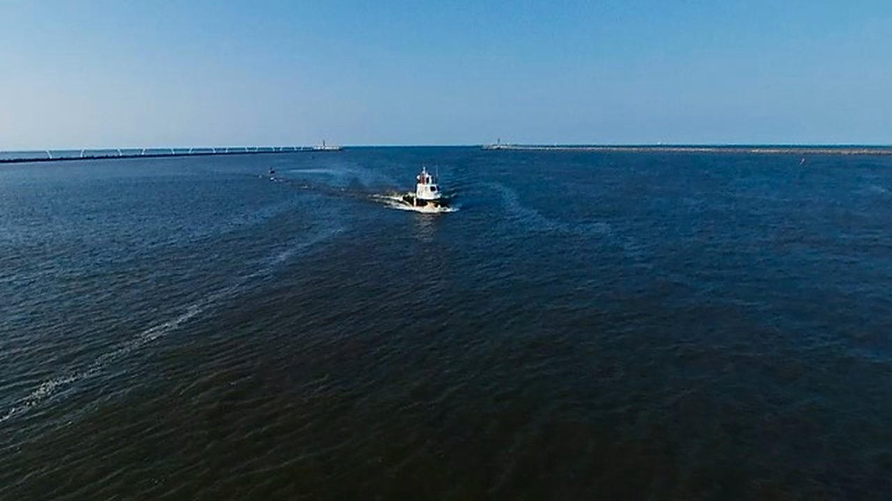 Remolcador en la bocana del puerto